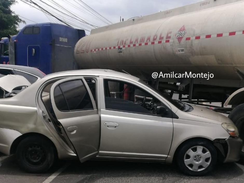 Un trailer que transportaba combustible chocó contra tres vehículos que se encontraban en un predio. (Foto: Amílcar Montejo, PMT)