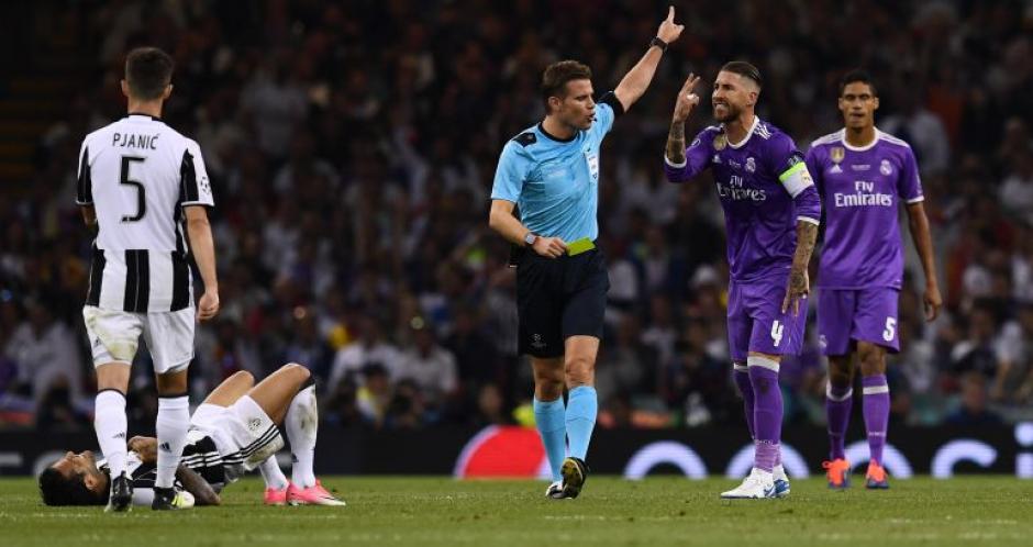 Sergio Ramos hizo la misma jugada que a Salah en la final de Cardiff. (Foto: AFP)