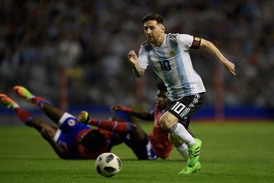 El crack argentino dejó a dos de sus rivales sobre el césped en su intento por detenerlo. (Foto: AFP)