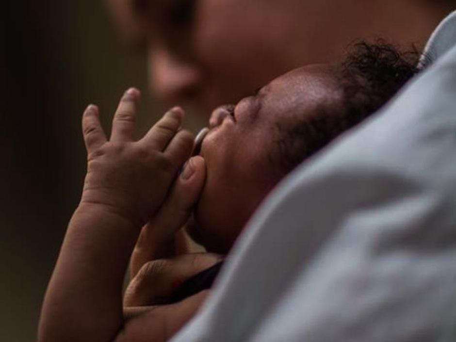 Una guatemalteca dio a luz a un bebé mientras hacía su viaje junto a la Caravana Migrante rumbo a Estados Unidos. (Foto: AFP)&nbsp;