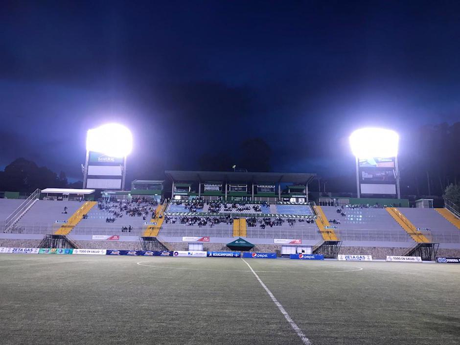 La tribuna del estadio Cementos Progreso lució con poca afición. (Foto: Orlando Chile/Nuestro Diario)