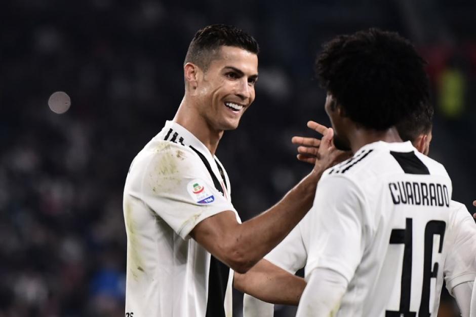 El portugués Cristiano Ronaldo festeja el triunfo de la Juventus con el colombiano Juan Cuadrado. (Foto: AFP)