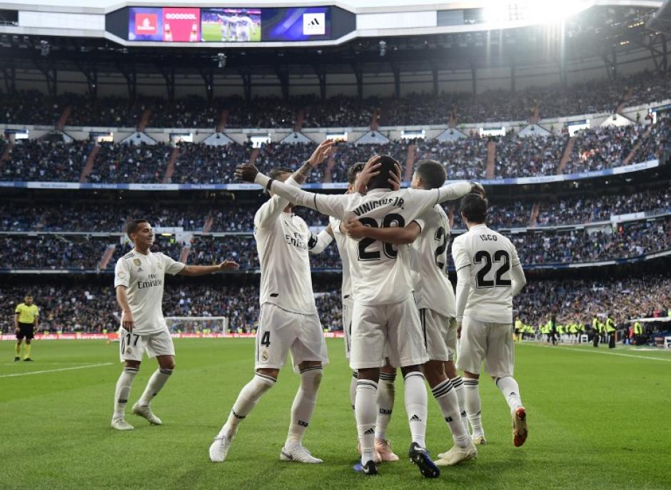 El Real Madrid festeja el triunfo en el estadio Santiago Bernabéu. (Foto: AFP)