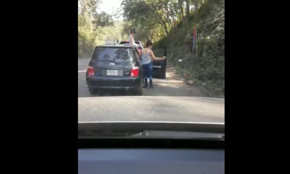 Los ocupantes del vehículo lanzaron basura y el hombre del auto de atrás reaccionó. (Foto: captura video)&nbsp;