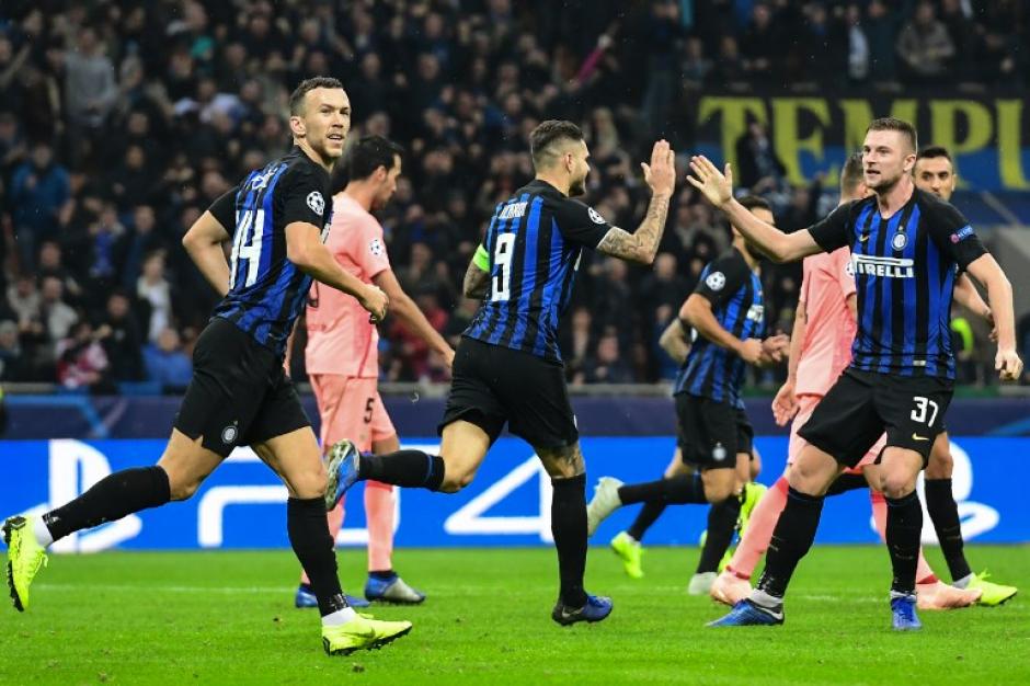 El festejo de Icardi en la anotación que le dio el empate al Inter ante el Barcelona. (Foto: AFP)