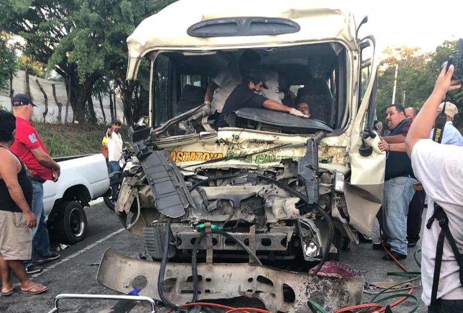 El incidente dejó a varias personas heridas tras el fuerte impacto vial. (Foto: Soy502)