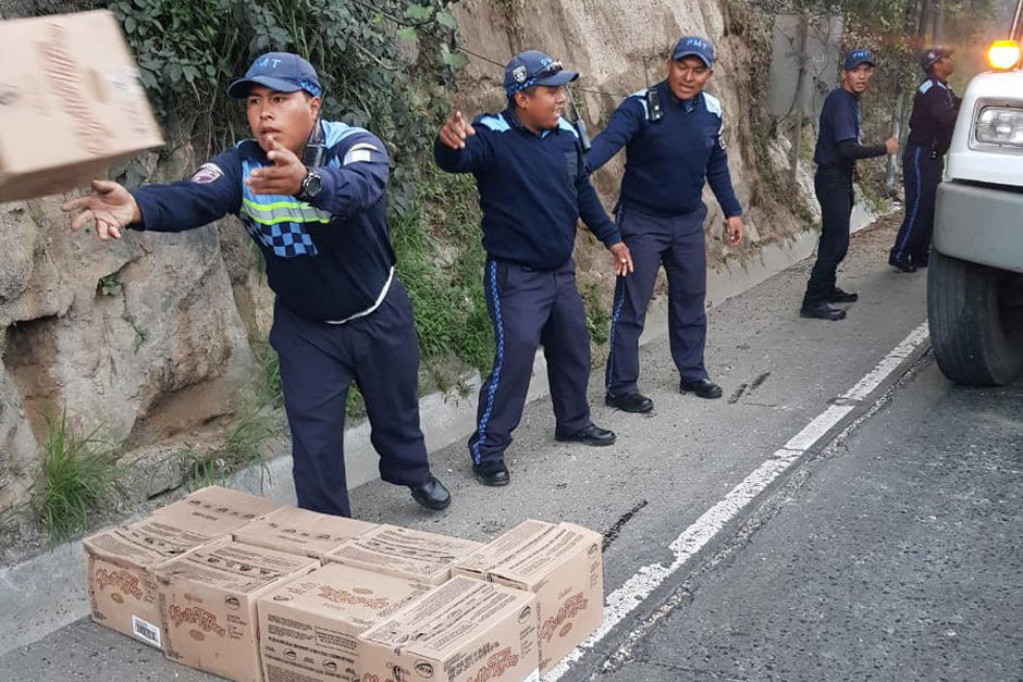 La PMT de Villa Nueva necesito que alrededor de diez agentes de tránsito descargaran la mercadería del camión para poderlo movilizar. (Foto: Dalia Santos/PMT Villa Nueva)