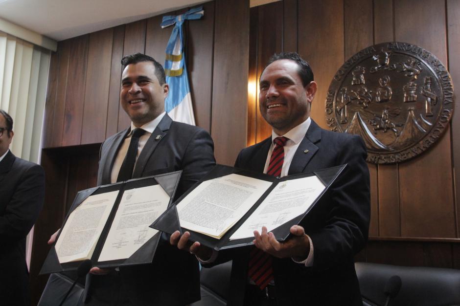 El alcalde Neto Bran y el rector de la Usac Murphy Paiz firmaron el convenio para la creación del CUM en Mixco. (Foto: Fredy Hernández/Soy502)