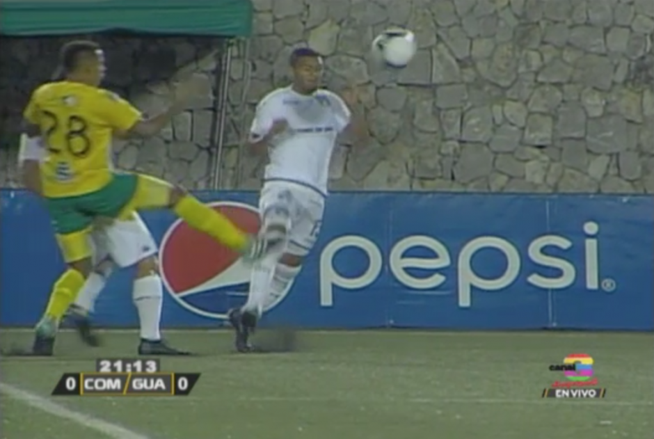 El jugador de Guastatoya llegó a destiempo y provocó una falta a la mitad del campo. (Captura Video)