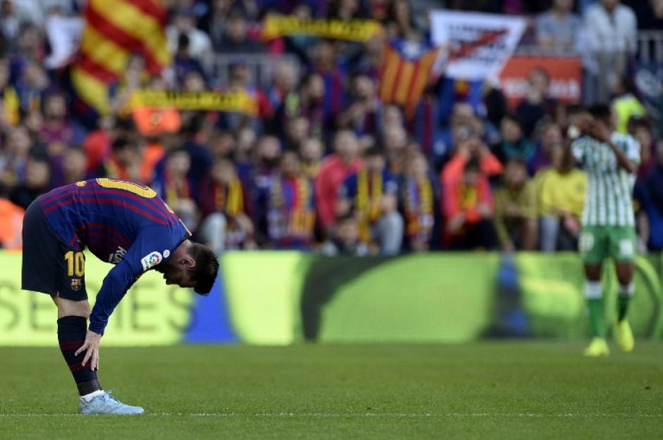 Lionel Messi se lamenta por la derrota del Barcelona en el Camp Nou. (Foto: AFP)
