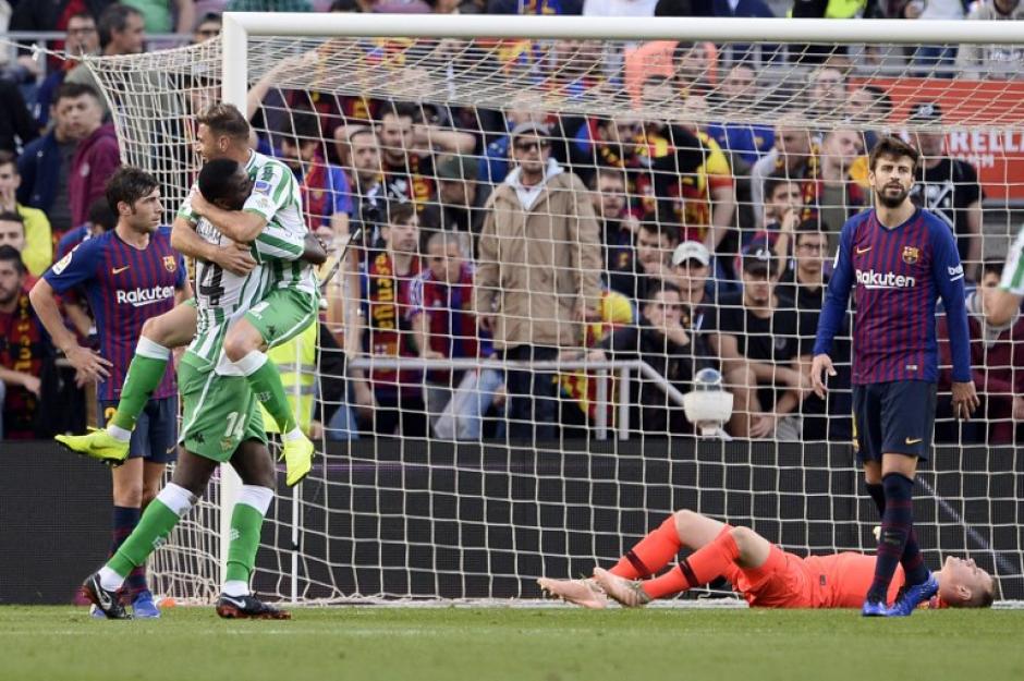 Al fondo Ter Stegen se lamenta el error que permitió el tercer gol del Betis. (Foto: AFP)
