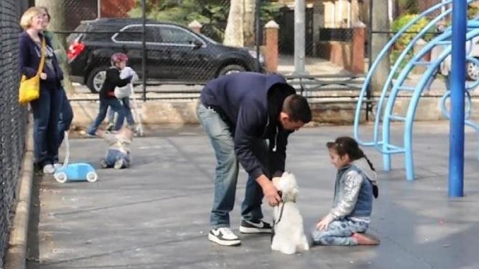 Imagen de un experimento hecho en España para demostrar lo inocentes y vulnerables que pueden ser los niños ante un secuestro. (Foto: Diario Vasco)