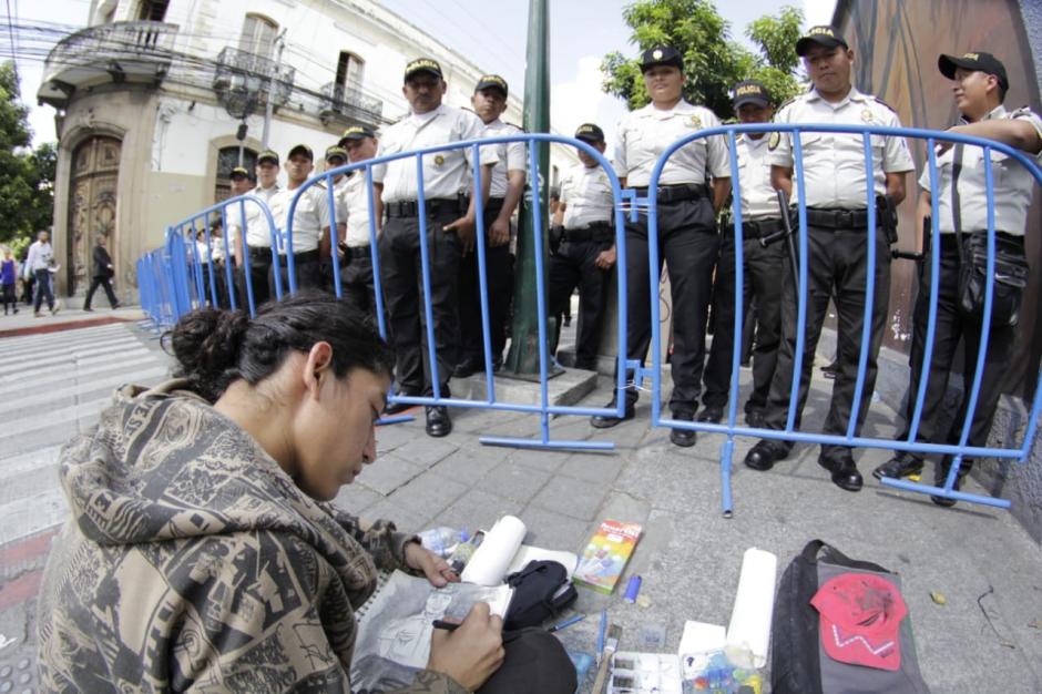 Los agentes bloquearon el paso frente al Congreso este martes. (Foto: Wilder López/Soy502)