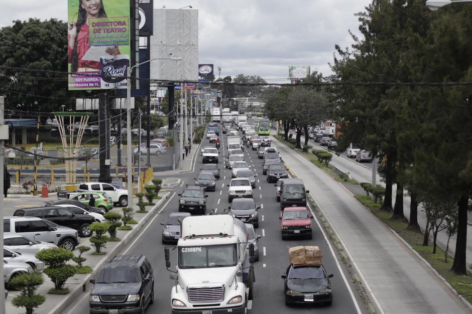 Las facilidades para adquirir automóvil y la inseguridad han acrecentado la cantidad de carros y motos en la ciudad. (Foto: Soy502)