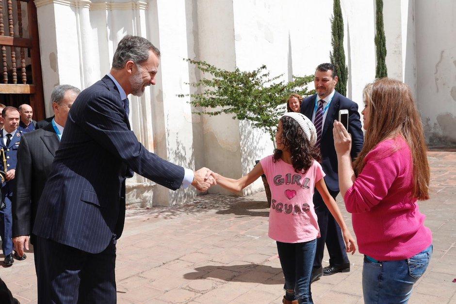 En un descanso de la&nbsp;XXVI Cumbre Iberoamericana de Jefes de Estado y de Gobierno, Felipe de España aprovecha para pasear por las calles antigueñas. (Foto: Twitter @Casareal)