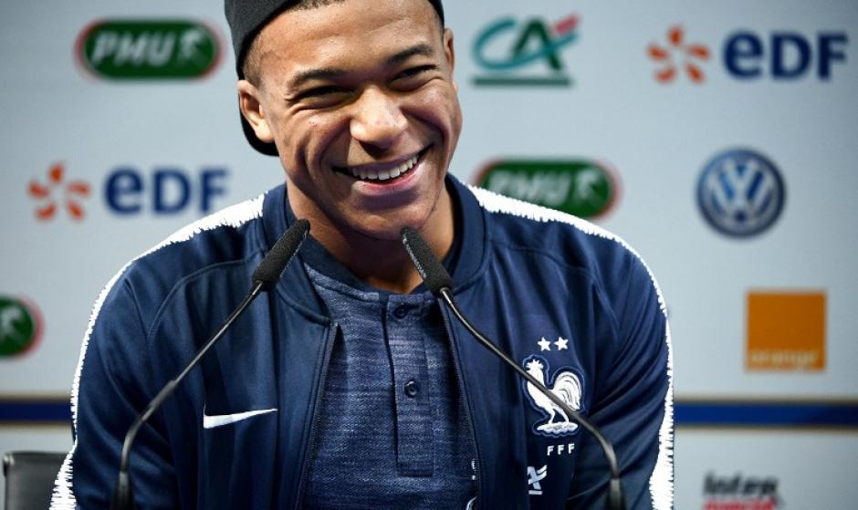 Mbappé sonríe durante la conferencia a la prensa que ofreció en Francia. (Foto: AFP)