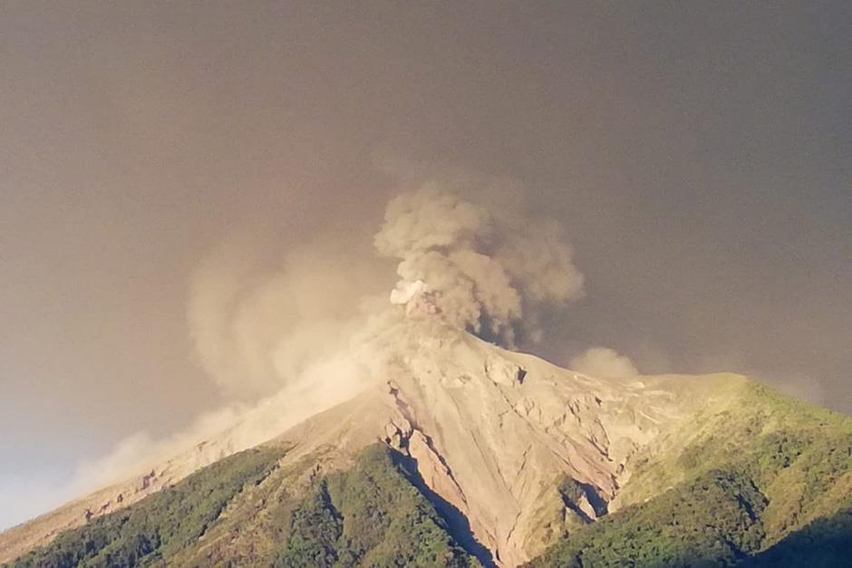 Amanece este lunes y así se observa el Volcán de Fuego. (Foto: Conred)&nbsp;