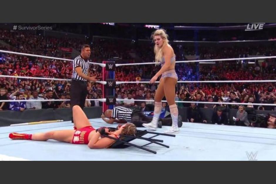 Ronda Rousey vivió un verdadero calvario frente a Charlotte Flair. (Foto: Captura de video)