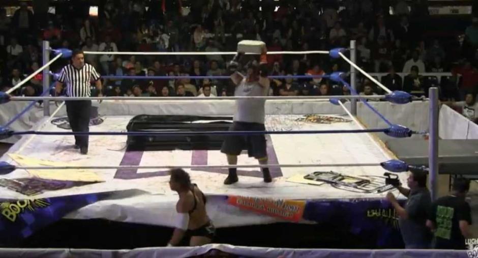 Luchador mexicano lanza un bloque de cemento sobre la la cabeza de su rival y lo manda al hospital. (Foto: Captura de video)