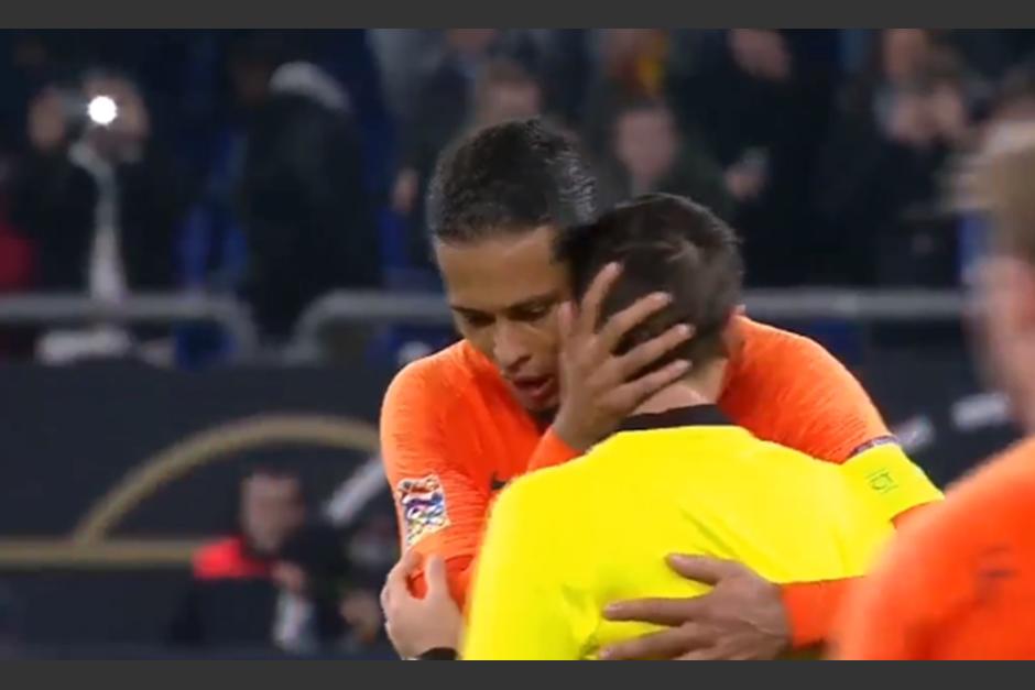 El árbitro del partido Alemania - Holanda, Ovidiu Hategan fue consolado por los futbolistas, tras enterarse que su madre había fallecido en pleno partido. (Twitter)