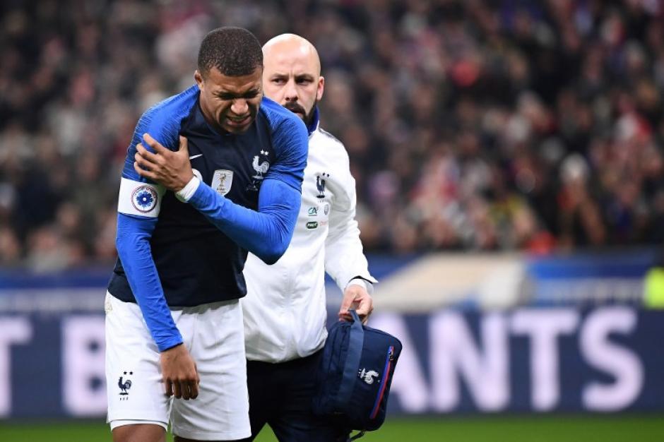 Mbappé sale lesionado con la Selección de Francia tras una fortuita caída. (Foto: AFP)