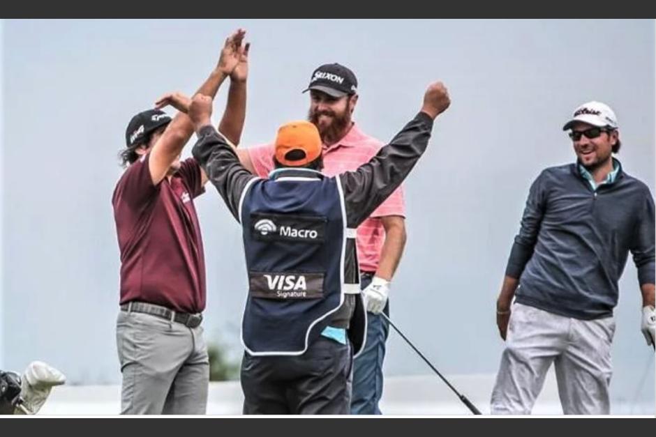 Un golfista hace hoyo en uno y le regala el premio al caddie en el Open de Argentina. (Foto: Claudio Arena)