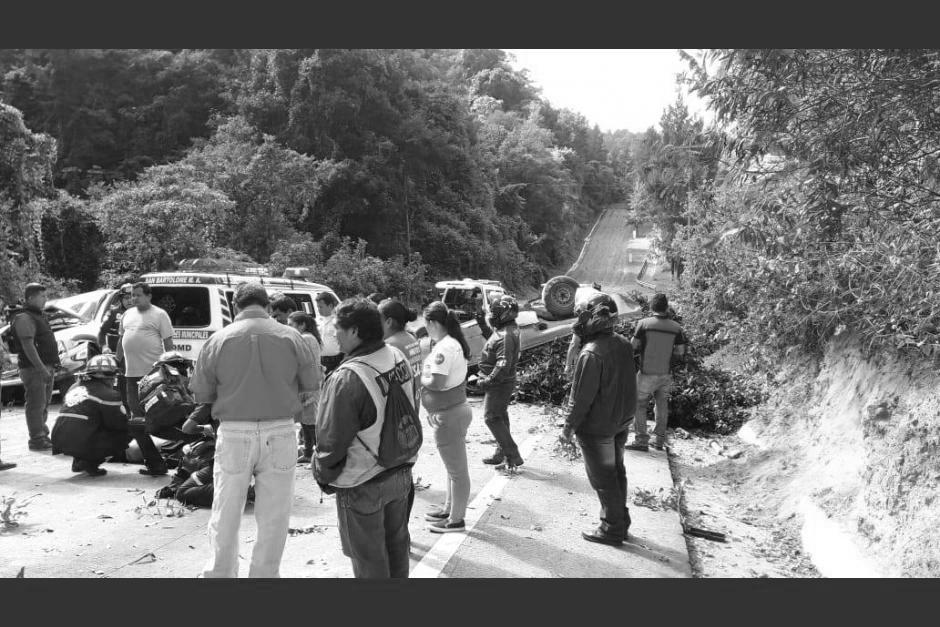 Un picop chocó con otro vehículo en la reconocida bajada de Las Cañas. (Foto: Bomberos Municipales Departamentales)&nbsp;