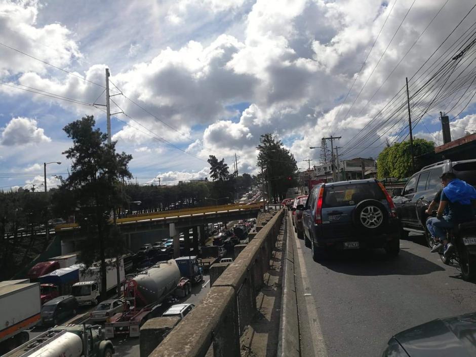 Es jueves y no es quincena pero el tráfico en la ciudad está colapsado. (Foto: Twitter/@lapaocarias2)