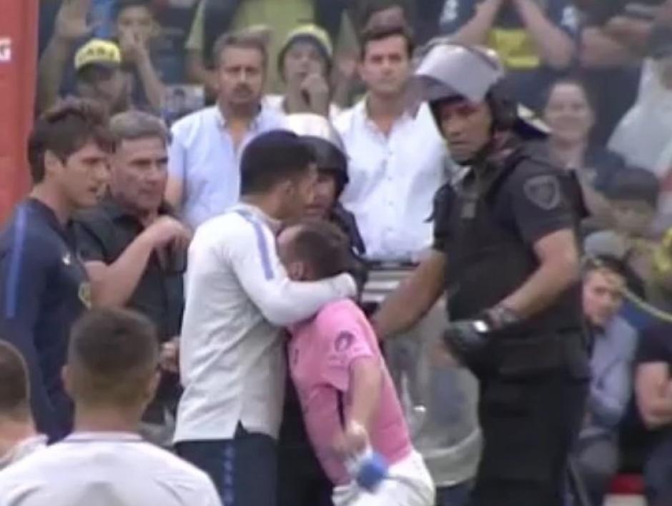 Carlos Tévez tuvo un gran gesto con un seguidor que invadió la cancha. (Foto: Captura de video)
