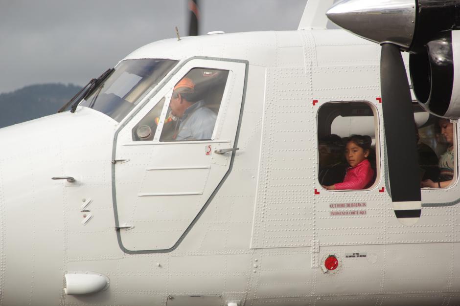 Una niña espera con ansias el despegue del avión hacia la ciudad de Guatemala. (Foto: Fredy Hernández/Soy502)