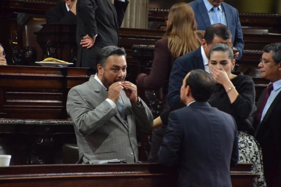 Varios diputados comen chicharrones y carnitas mientras aprueban el presupuesto. (Foto: cortesía José Castro)