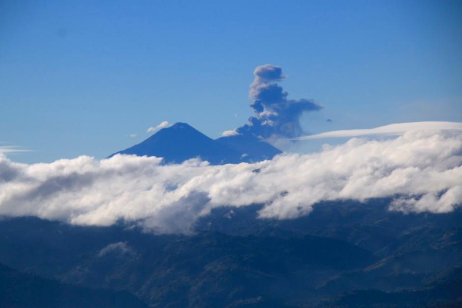 Las explosiones del volcán de Fuego se pueden percibir desde varias panorámicas en distintas partes del país. (Foto: Fredy Hernández/Soy502)