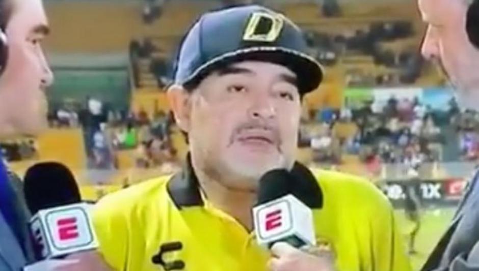 Diego Armando Maradona se queda en blanco durante una entrevista. (Foto: Captura de video)