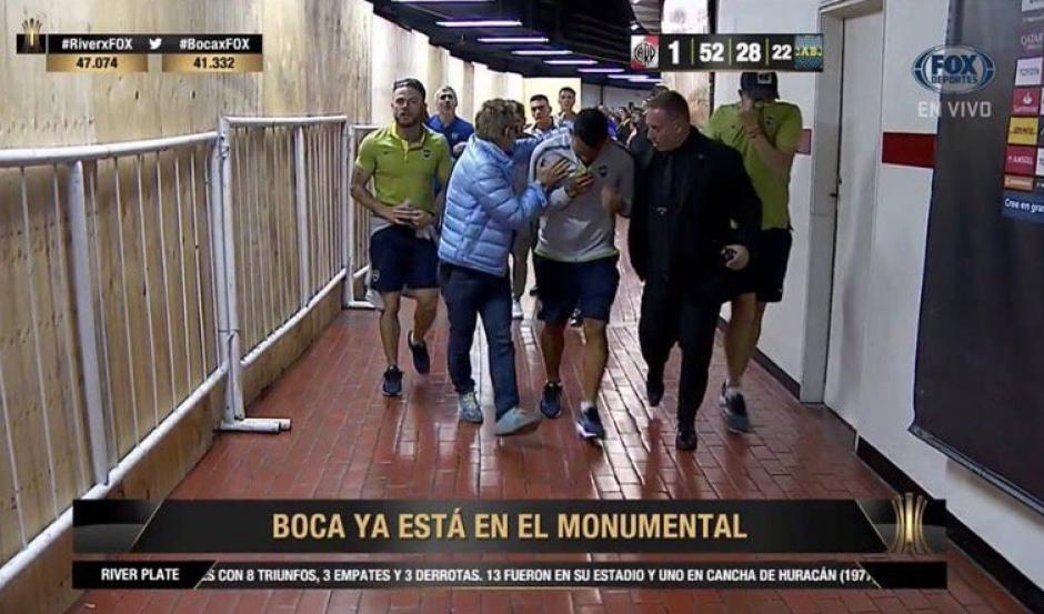 Conmebol suspende la final River - Boca Juniors debido a que el bus de los xenenes fue apedreado a su llegada al estadio Monumental y varios jugadores resultaron con daños. (Foto: Captura de video)