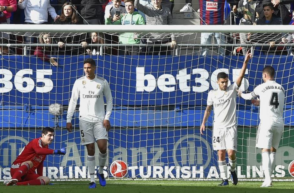 Los jugadores del Real Madrid lucen desconsolados por el resultado. (Foto: AFP)