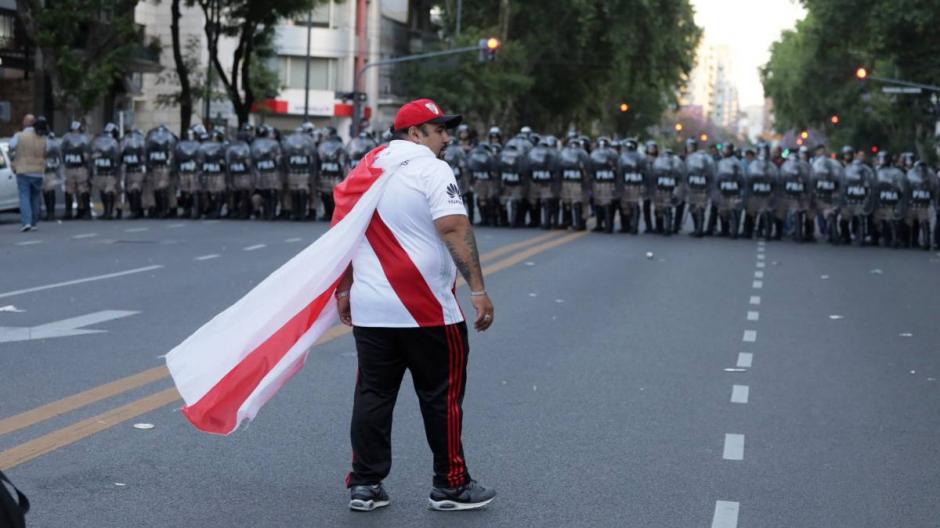 Los barras bravas de River, "Los Borrachos del Tablón" liderados por alias "Caverna" son los principales sospechosos de atacar al bus de Boca Juniors. (Foto: AFP)