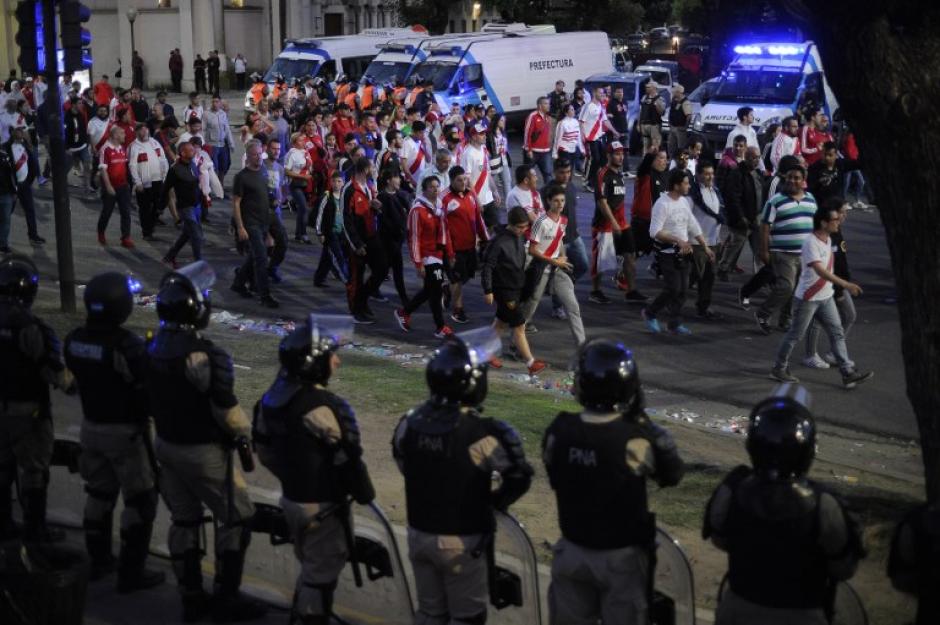La violencia provocó que el partido entre River Plate y Boca Juniors fuera postergado. (Foto: AFP)