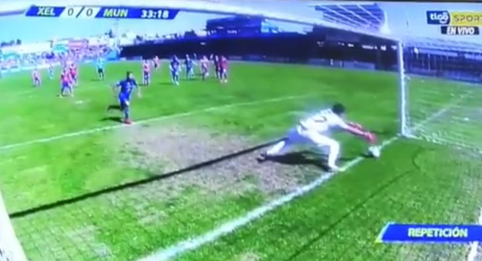 Las imágenes de la televisión muestran que el balón superó la línea de gol&nbsp; de Xelajú, pero el árbitro no lo consideró así. (Foto: Captura de video)