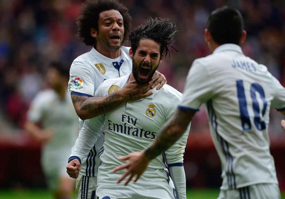 Alarcón festeja con Marcelo una de sus anotaciones con el Real Madrid. (Foto: AFP)