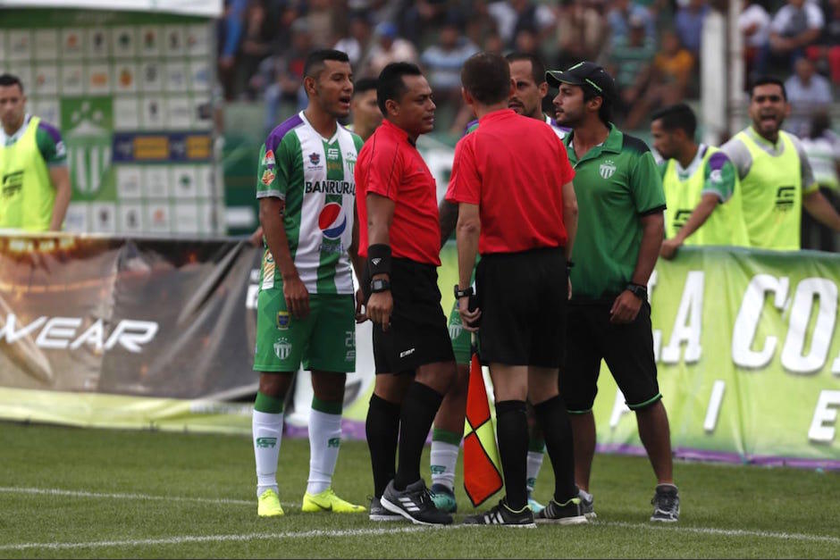 Oswaldo Aldana fue el árbitro central del partido de Antigua GFC ante Comunicaciones. (Foto: Cortesía)