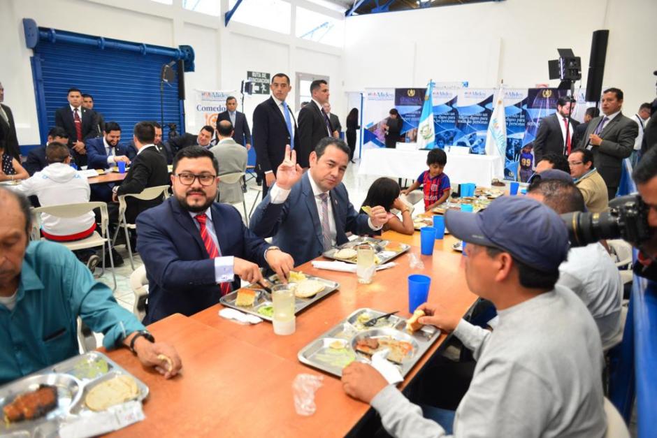 El presidente Jimmy Morales comió junto con las personas que llegaron a la reapertura del Comedor Seguro de Fegua. (Foto: Jesús Alfonso/Soy502)