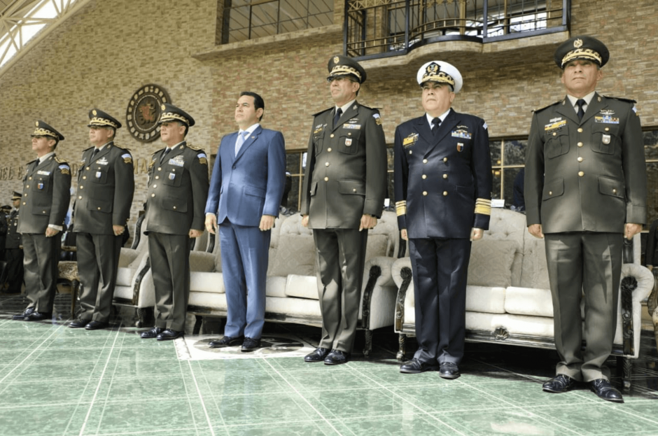 El presidente Jimmy Morales llegó a la brigada militar Mariscal Zavala. (Foto: Twitter/Gobierno)&nbsp;