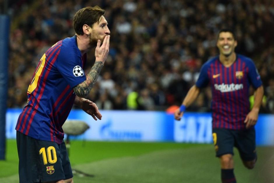 Messi concluyó su festejo con un beso, en el partido del Barcelona ante el Tottenham. (Foto: AFP)