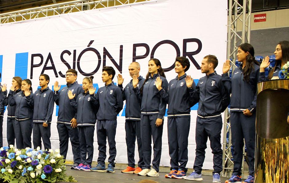Los atletas y sus entrenadores cuando fueron juramentados por el Comité Olímpico Guatemalteco. (Foto: COG)
