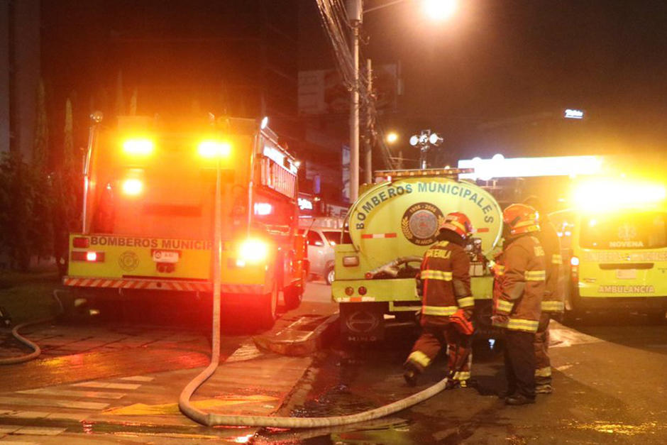 Un incendio consume parte del Edificio Empresarial, ubicado en el bulervar los próceres. (Foto: Bomberos Municipales)