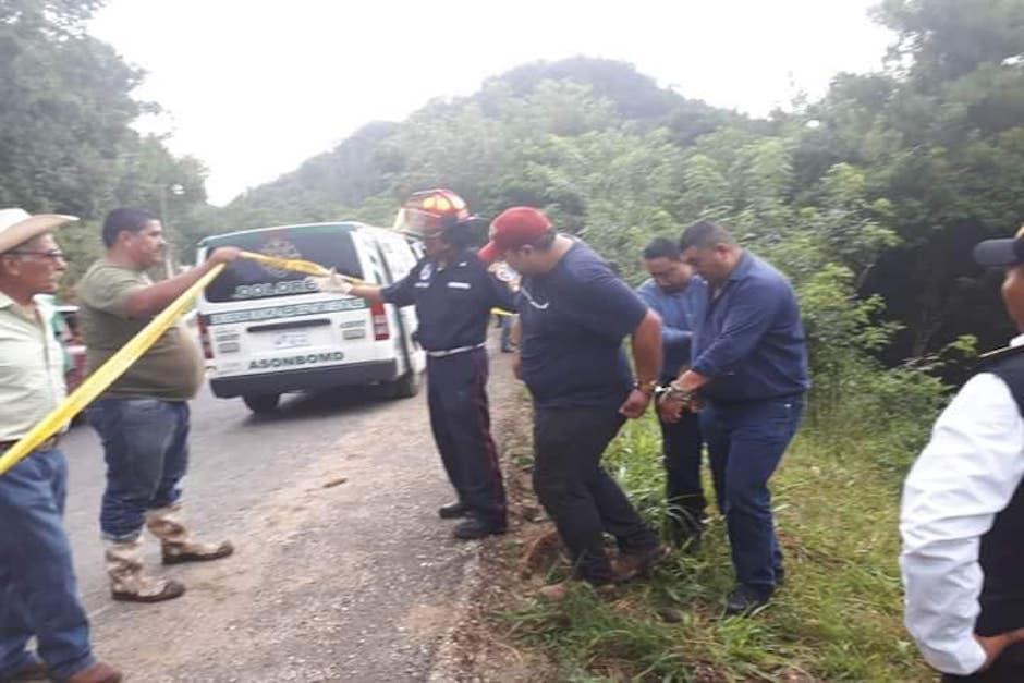 Los presuntos delincuentes perdieron el control del vehículo en que se daban a la fuga y cayeron a un barranco. (Foto: Facebook/GuateRed)