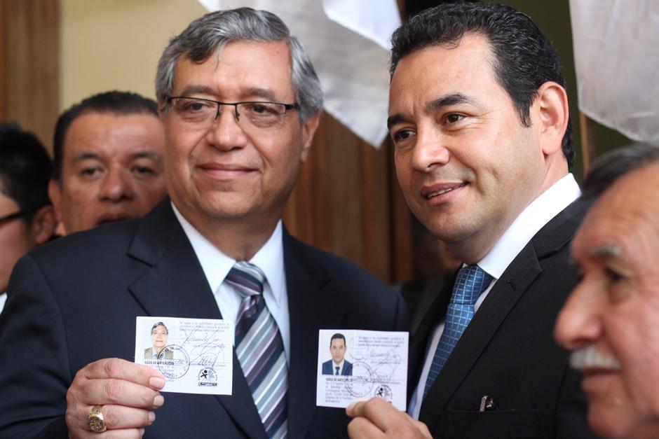 Jafeth Cabrera y Jimmy Morales muestran sus credenciales aún siendo candidatos a la presidencia. (Foto: Archivo/Soy502)