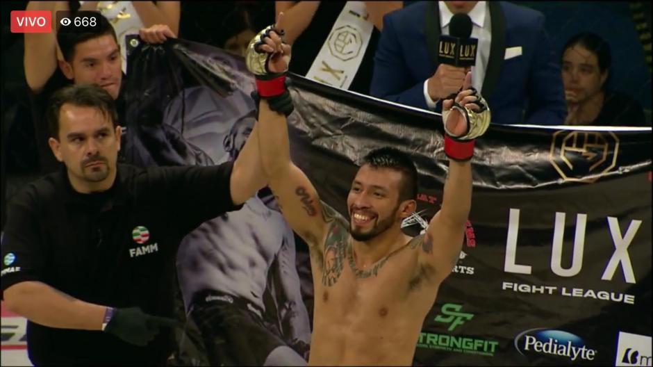 El guatemalteco Erick Ruano sonríe al momento de ser anunciado como vencedor. (Foto: Club MMA Latino)