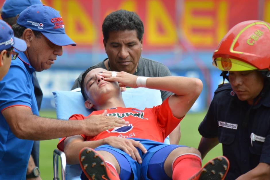 El delantero de Municipal recibió asistencia médica en el estadio. (Foto: Rudy Martínez/Soy502)&nbsp;