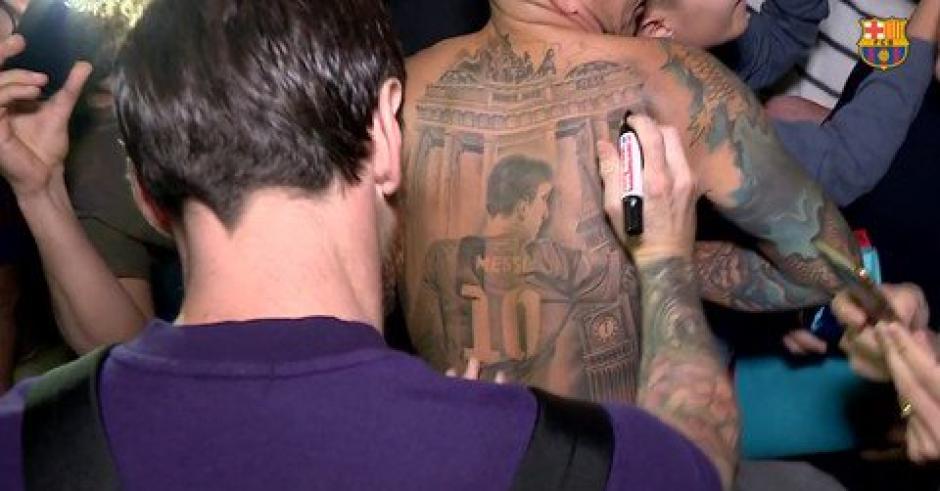 Lionel Messi firma un tatuaje de él en la espalda de un aficionado en Valencia. (Foto: Captura de video)